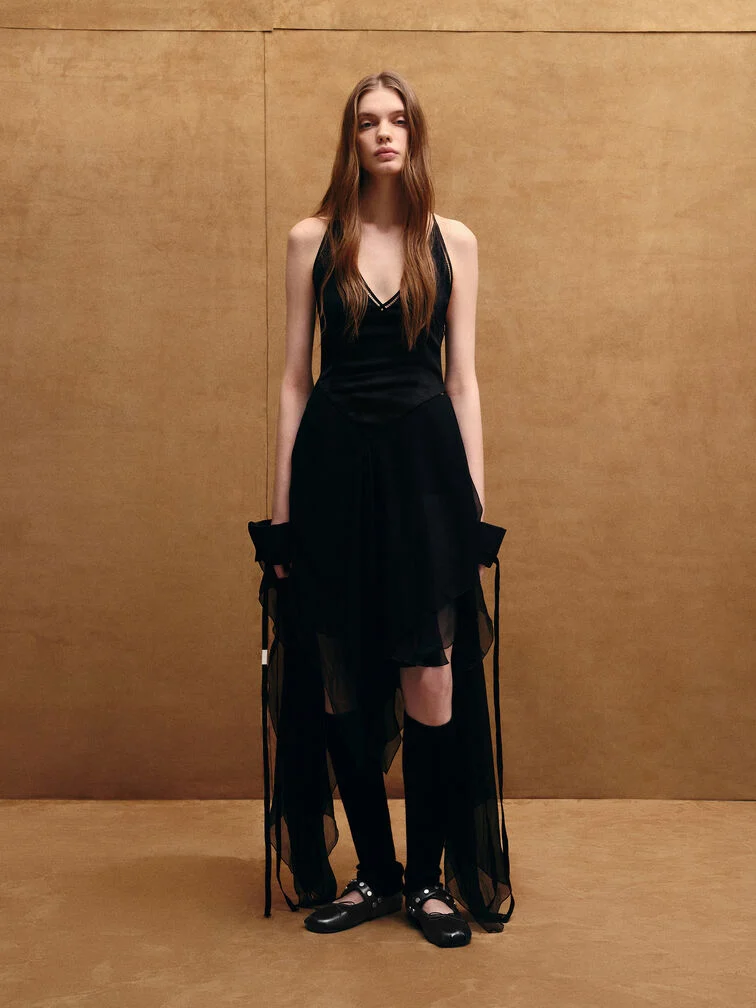 Mary Jane Flats harmonieren wunderbar mit einem Gothic-inspirierten Kleid 