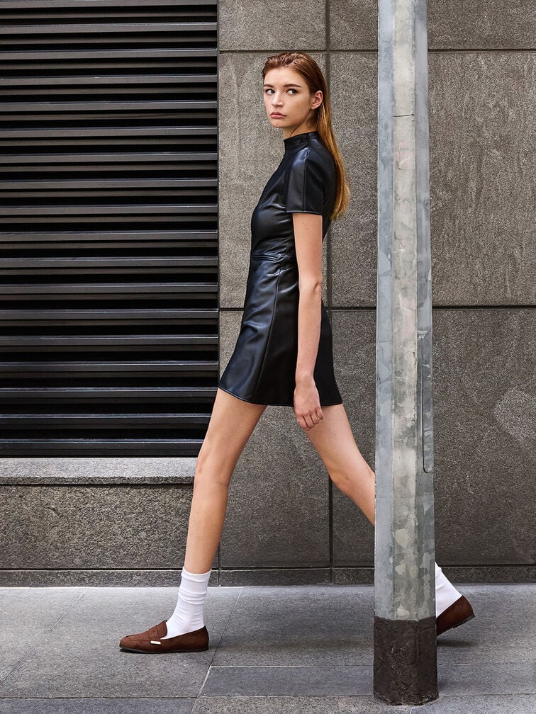 Eine Socken-Loafer-Kombination gestylt mit einem schicken Minikleid