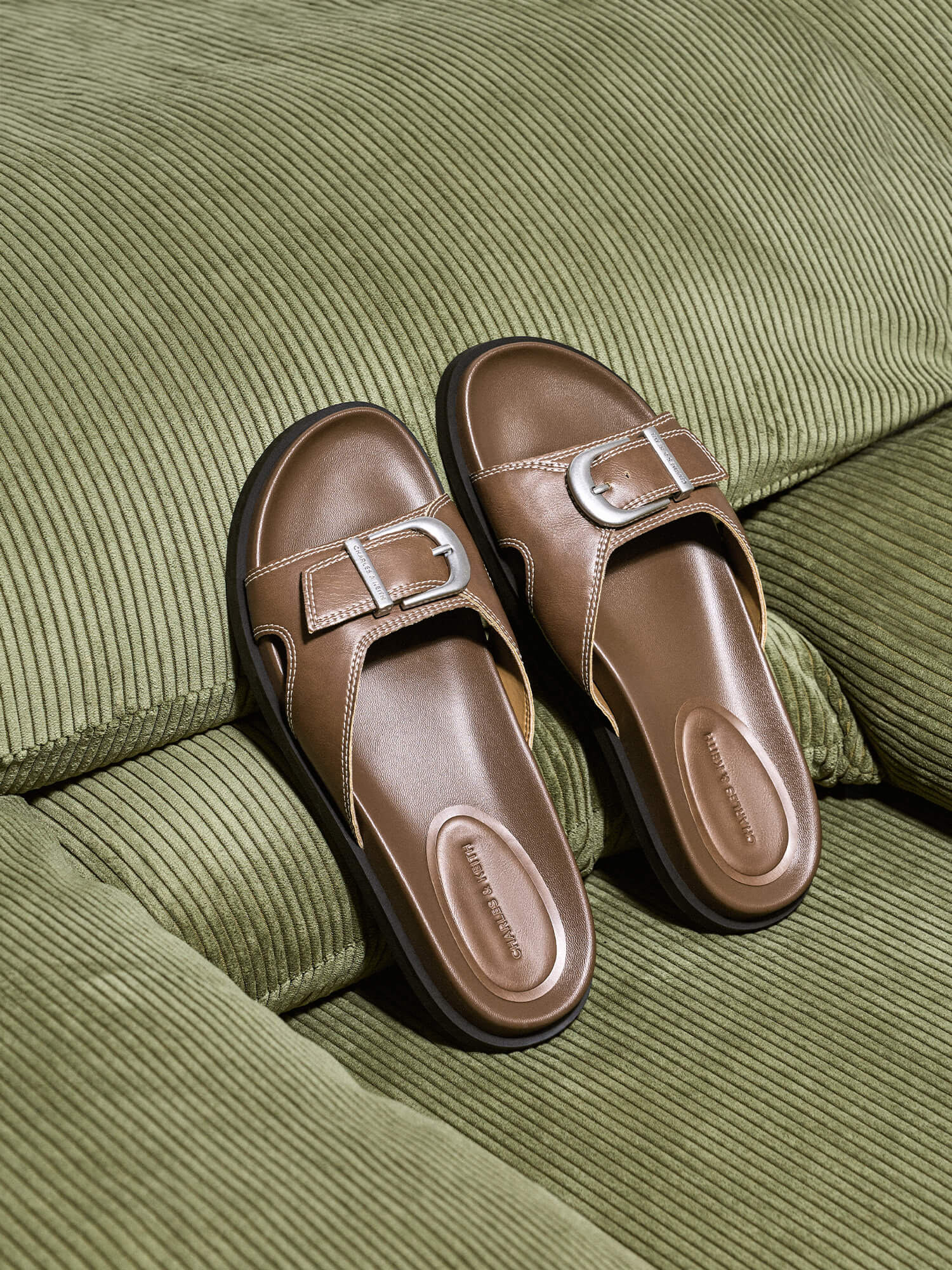 Pantoletten mit Ziernaht und Schnalle - Cognac - CHARLES & KEITH