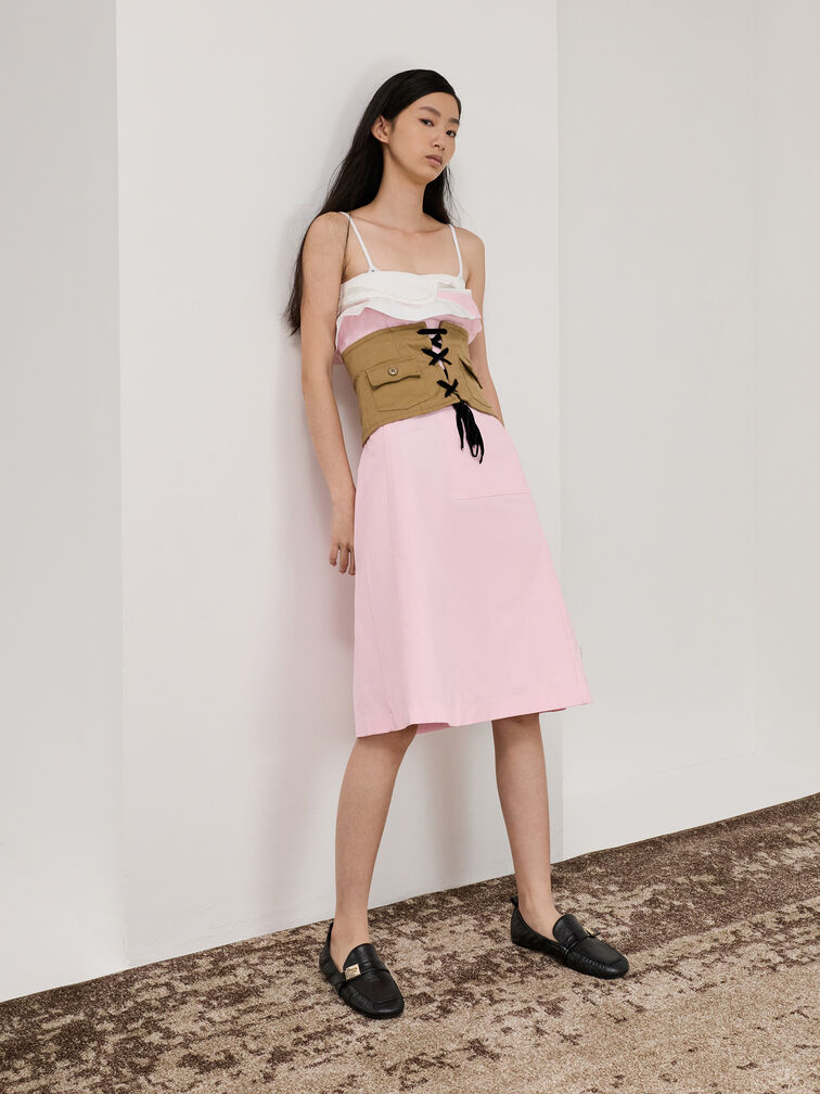 Schwarze Horsebit Loafer kombiniert mit einem Midikleid für einen eleganten Date-Night-Look.