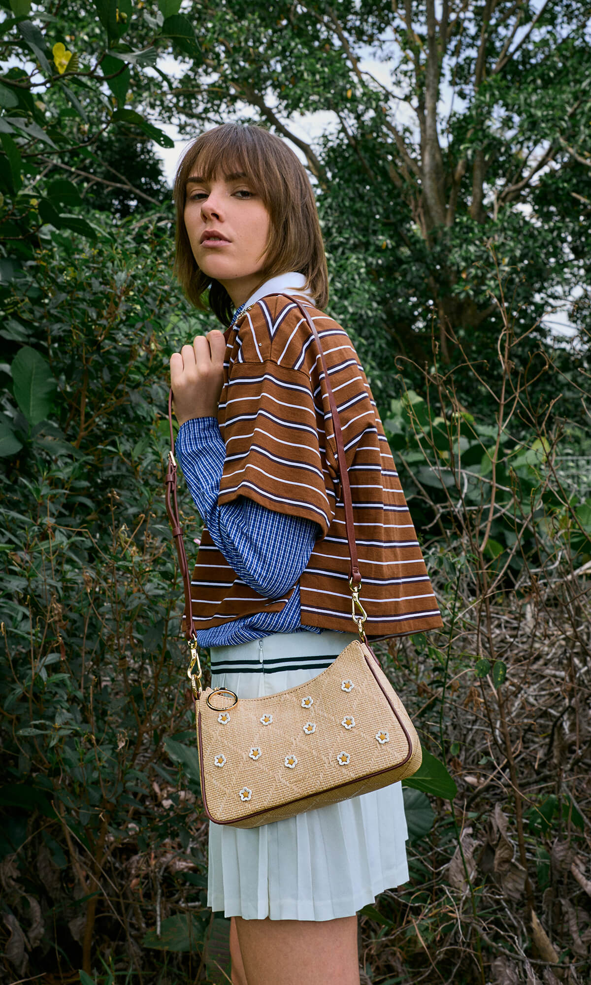 Philomena Crossbody-Tasche aus Bast mit Blume - Beige - CHARLES & KEITH
