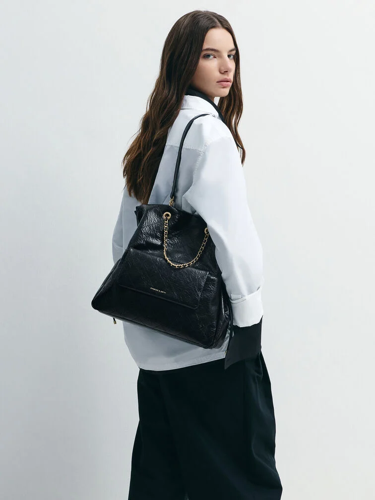 Slouchy gesteppter 2-Wege-Rucksack zu Bluse und Stoffhose.