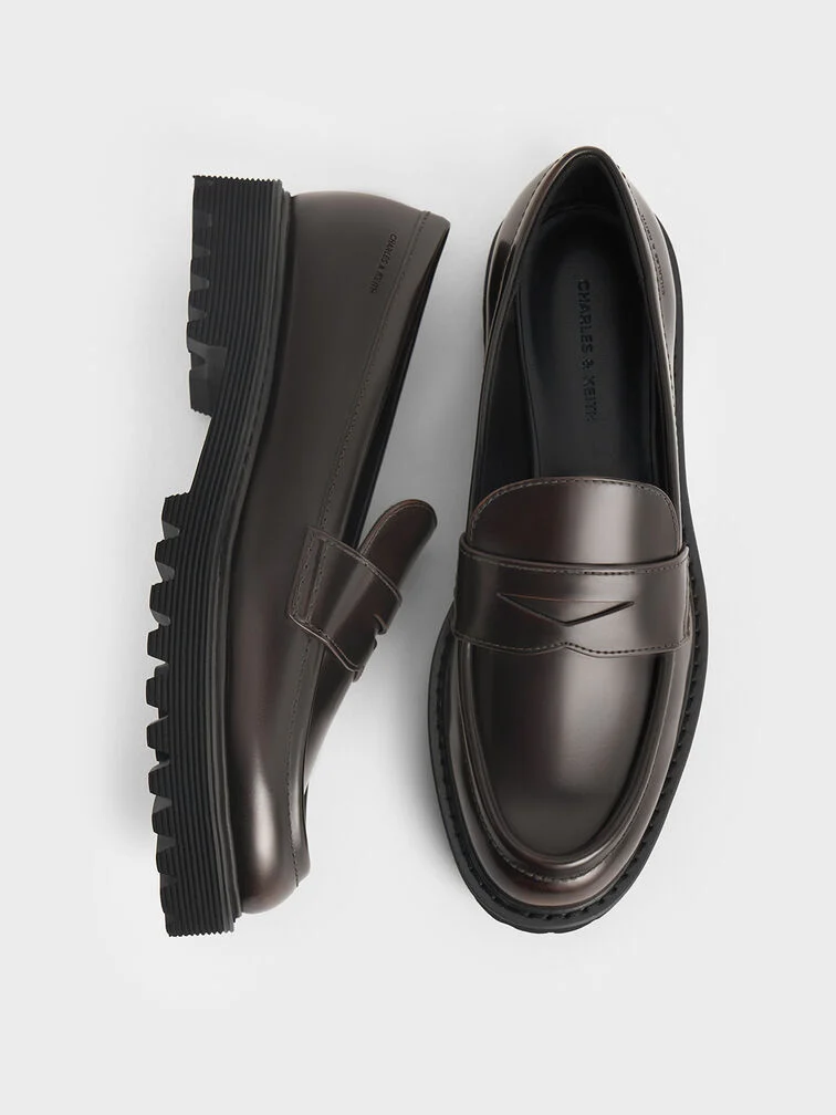 Klassische Penny Loafer zeichnen sich durch charakteristische Riemen mit Aussparung über dem Rüst aus.
