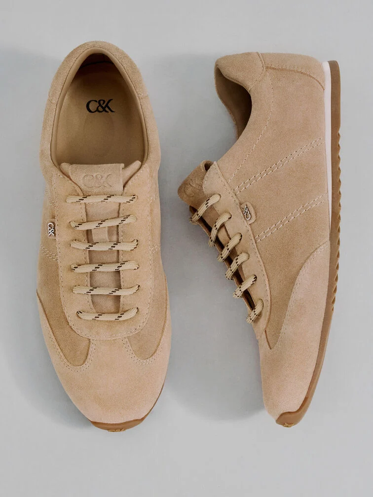  Zamszowe sneakersy w kolorach ziemi – luksusowy akcent w garderobie business-casual. 