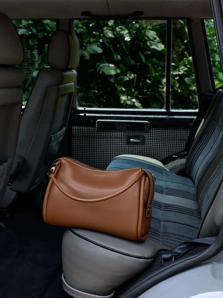 Slouchy Schultertasche mit strukturierter Basis, die perfekte Balance.
