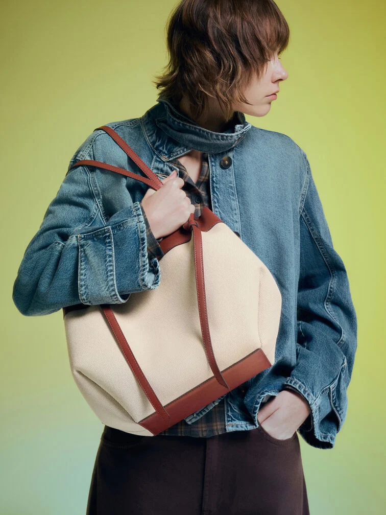 XL Slouchy Canvas Tote Bag bietet viel Stauraum für den Alltag.