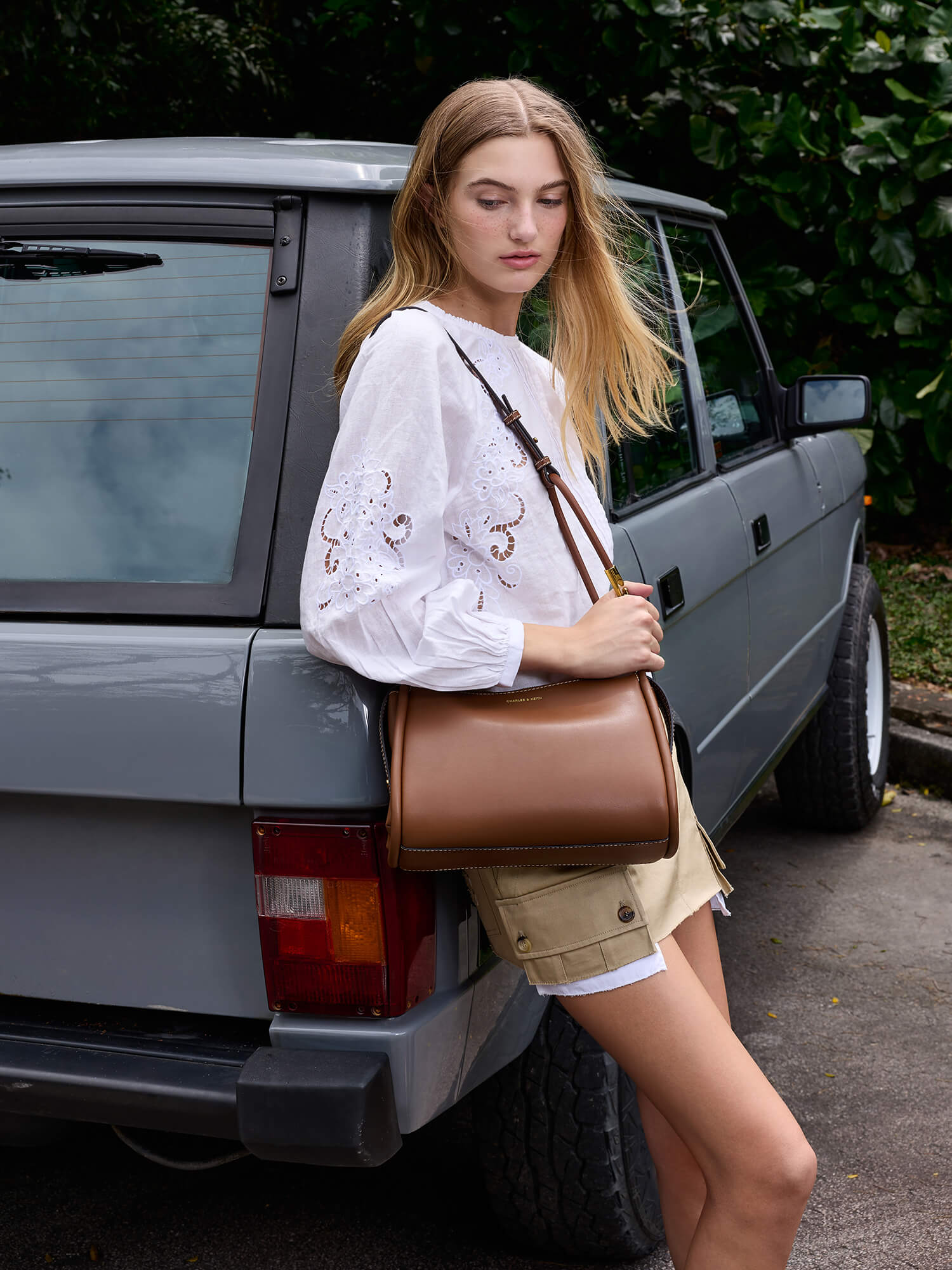 Lyla Slouchy Schultertasche mit Riemen in Röhren-Optik - Schokoladenbraun - CHARLES & KEITH