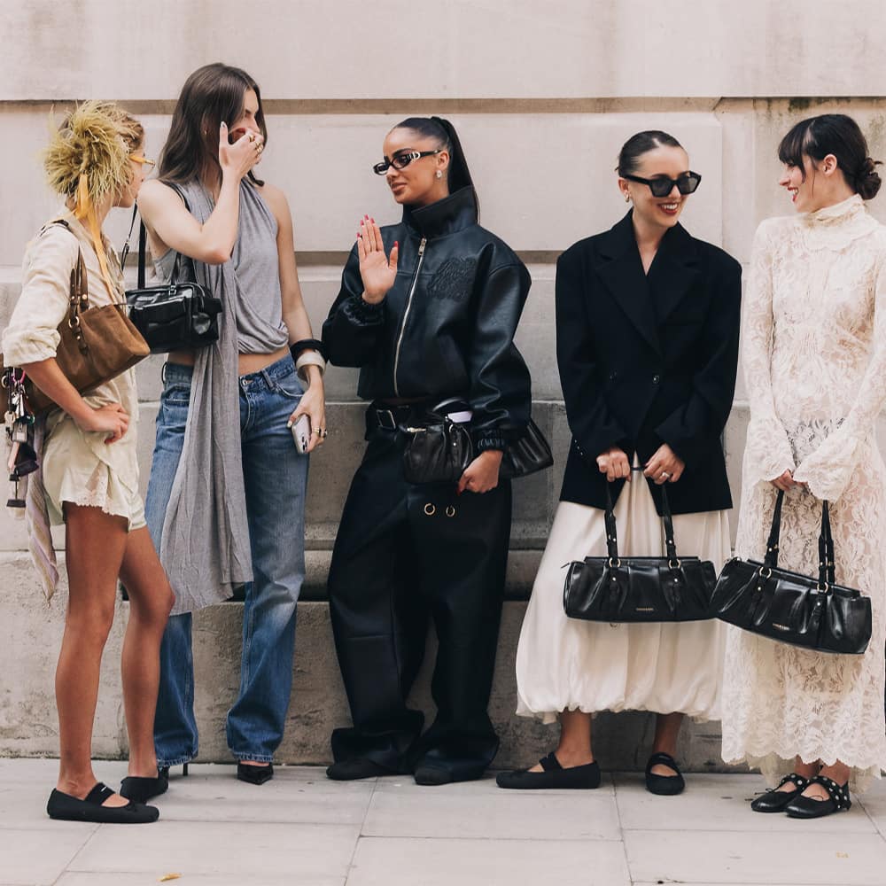 Britton Schultertasche auf den Straßen der London und Paris Fashion Week.