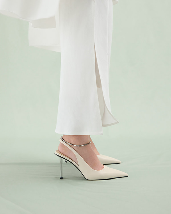 Zapatos de tacón D'Orsay con correa de tobillo y cadena de cristales en crema para mujer - CHARLES & KEITH