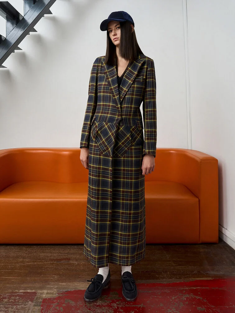 Loafer runden ein preppy langes Karokleid perfekt ab 
